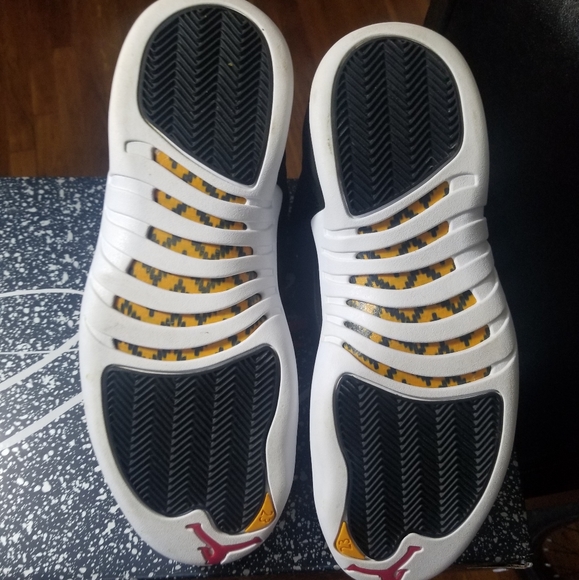 Jordan 12, size 10 reverse taxi - Picture 3 of 4